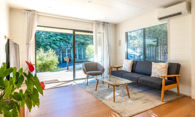 Waiheke Island House | Oneroa Holiday Home - Honu Cottage with Child-Friendly Amenities