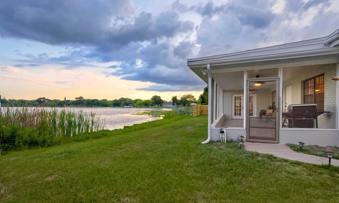 Winter Haven House | Serene Lakefront Retreat: Ideal for Bird Lovers & Families