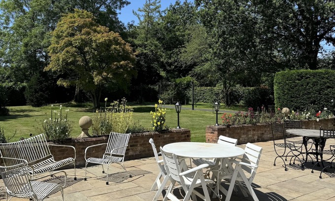 Hookwood Cabin | Relax at Hookwood Lodge: Spa, Breakfast & Family-Friendly