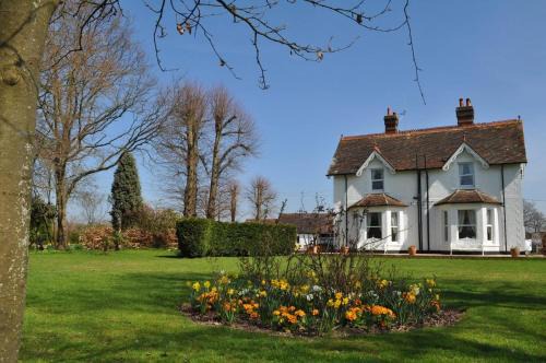Hookwood Cabin | Elegant Hookwood Lodge: Guest Rated 8.2/10 for Comfort