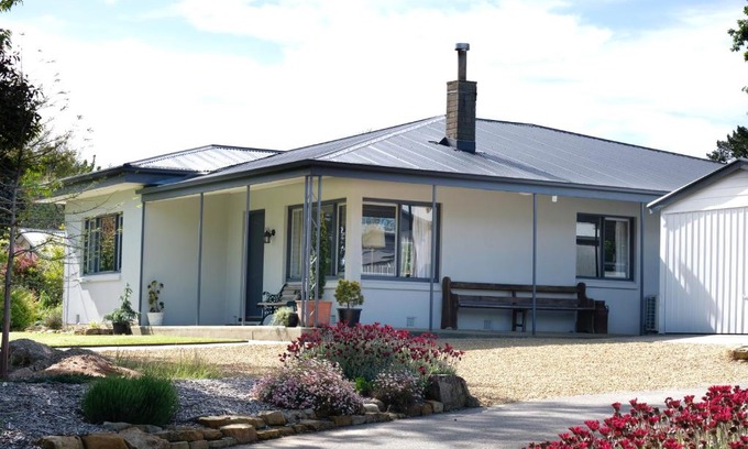 Aldgate House | Family-Friendly Hoopers Cottage: 4-Star Stay Rated 9.7