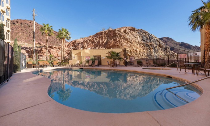 Boulder City Hotel | Relax at Hoover Dam Lodge: Pool, Spa & Family Amenities