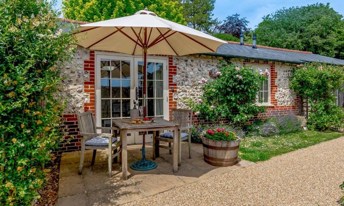 East Dean and Friston House | Pet-Friendly Hop Cottage: Family-Approved Comfort & Breakfast