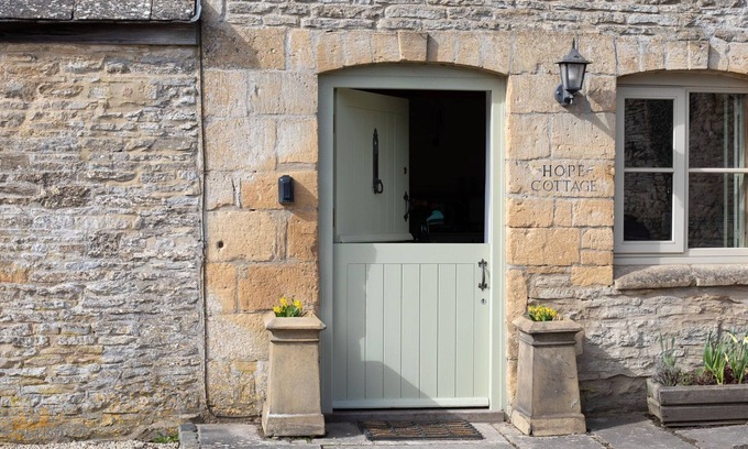Bourton Cottage | Cozy Hope Cottage, Naunton - Pet Friendly with Garden