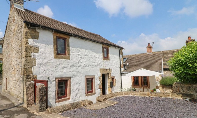 Youlgreave Cottage | Pet-Friendly Hope Cottage with Cozy Open Fire in Youlgreave