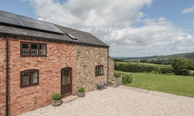 Pontesbury Cottage | Cozy Hope Hall Barn: Pet-Friendly Retreat with Open Fire