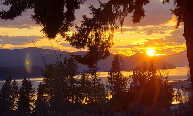 East Hope House | Idyllic Hope Idaho Home with Great Lake Views & Pool
