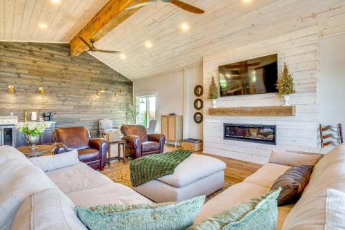 Needham House | Hope Retreat with Furnished Deck Near Parks!