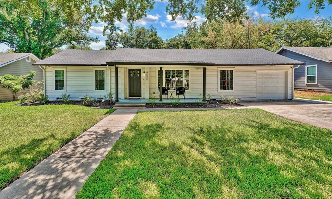 Austin Ave. House | Hope's House Waco - Magnolia/Baylor - Giving Back