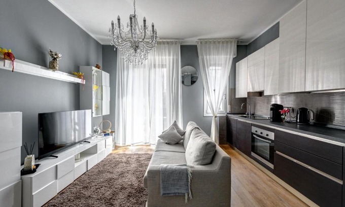 Santo Stefano Bed & Breakfast | Inviting Hopper House: Family-Friendly Stay with Kitchen