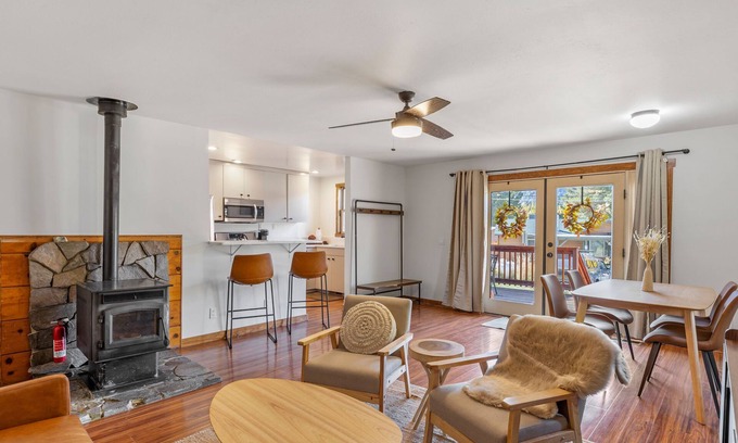 June Lake House | Experience Hoppy Hollow: Bungalow Near the Brewery