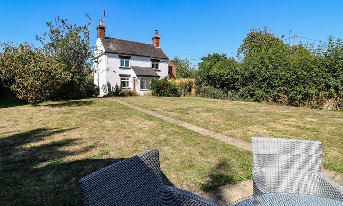Doveridge Cottage | Hops Cottage: Family-Friendly Retreat in Doveridge
