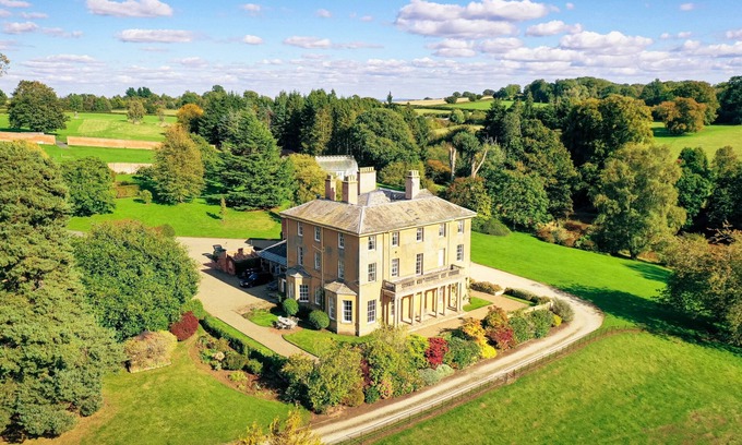 Hopton Wafers Apartment | Hopton Court Apartment - sleeps 6 guests in 3 bedrooms