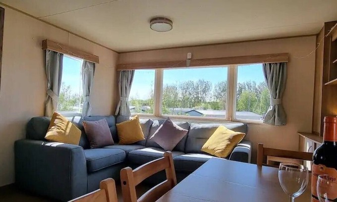 St Leonards-On-Sea Apartment | Oceanfront Horizon: Rated 10/10 with Pet-Friendly Amenities