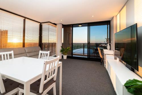 Adelaide Central Business District Apartment | Relaxing Retreat at Horizons 1402: Pool and Spa Oasis