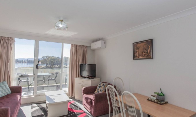 Jindabyne Apartment | Scenic Horizons: Enjoy Poolside Relaxation and Lake Views