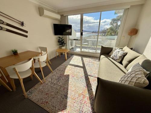 Jindabyne House | Relaxing Horizons 216: Lake Jindabyne Waterfront Retreat