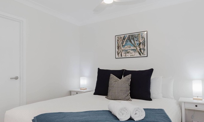 Jindabyne Apartment | Explore Horizons: Lake View with Pool & Family-Friendly