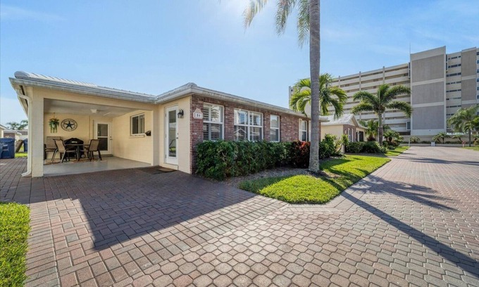 Siesta Key Villa | Oceanfront Horizons West Villa B-4 Near Crescent Beach