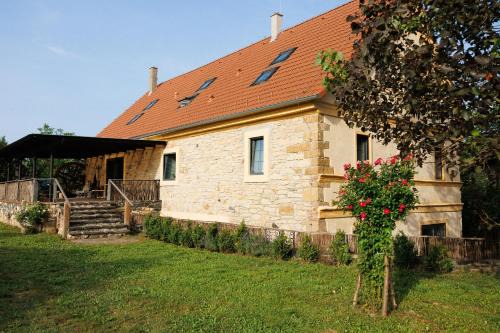 Ustek House | Pet Friendly Retreat at Horní Strakův mlýn with Hot Tub