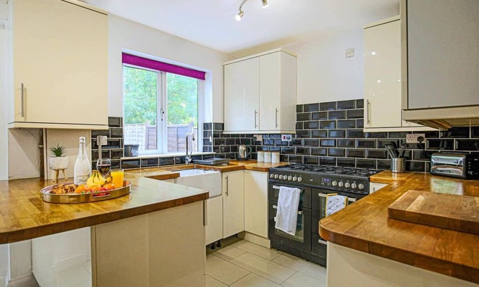 Newport Pagnell House | Hornbeam House: Garden Retreat with Parking & Smart TV