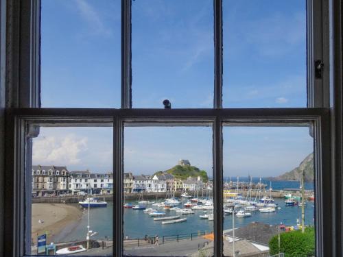 Hele House | Family-Friendly Hornblower Hotel with Pet Amenities