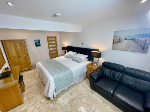 Amroth House | Eco-Friendly Horsemanstone: 4-Star with Hot Tub & Breakfast