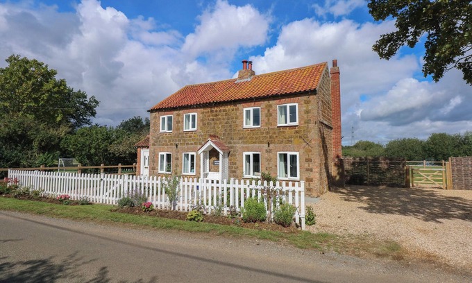 Pentney Cottage | Cozy Horseshoe Cottage: Pet-Friendly Retreat in Pentney