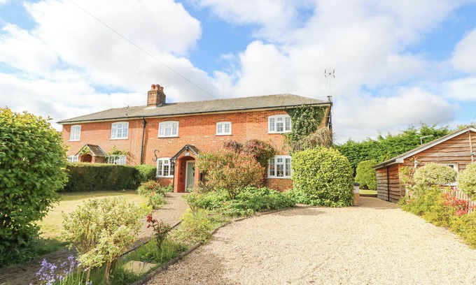 Dunbridge House | Cozy Horseshoe Cottage: Pet Friendly Retreat in West Tytherley