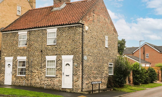 South Cave Cottage | Pet-Friendly Horseshoe Cottage with Hot Tub in South Cave