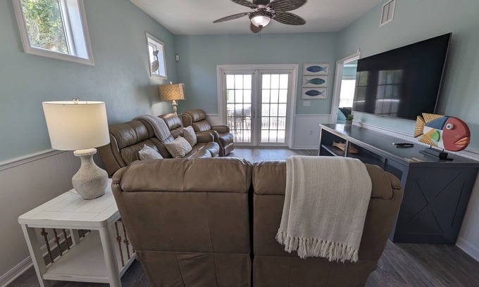 Horseshoe Beach Condo | Relax at Horseshoe Cove Condo 101 with Gulf View & Pool