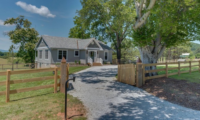 Columbus House | Horseshoe Hill: Pet-Friendly Escape Near TIEC & Premier Amenities