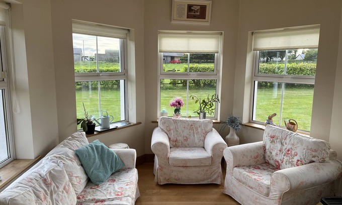 Ratoath House | Experience Horseshoe House: Oceanfront Bliss Awaits You