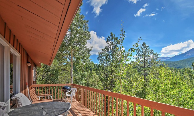 Rainbow Valley Cabin | 'Horseshoe Lodge' Divide Cabin w/ Furnished Deck!