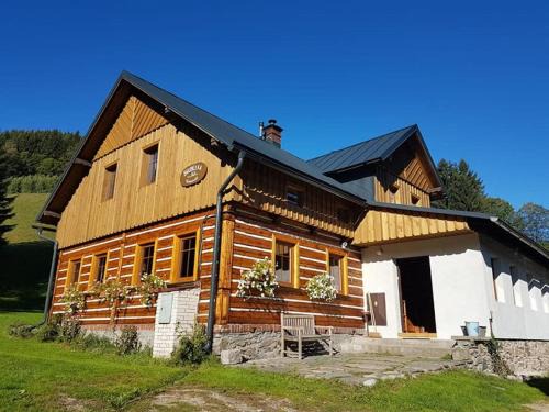 Pec pod Snezkou Ski Chalet | Top-Rated Horská chata Boubelka: Family & Pet Friendly Escape