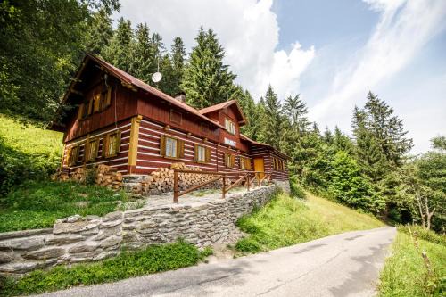 Mala Upa Ski Chalet | Pet-Friendly Horská chata Mamut with Hot Tub & Breakfast