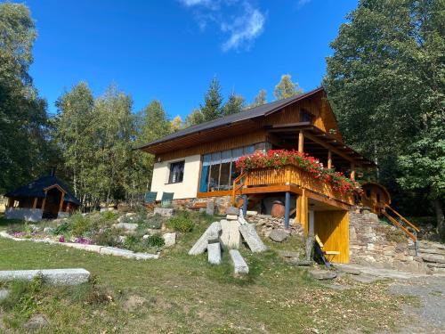 Jachymov Apartment | Charming Horská Chata U Kameníčka: Pet-Friendly Retreat