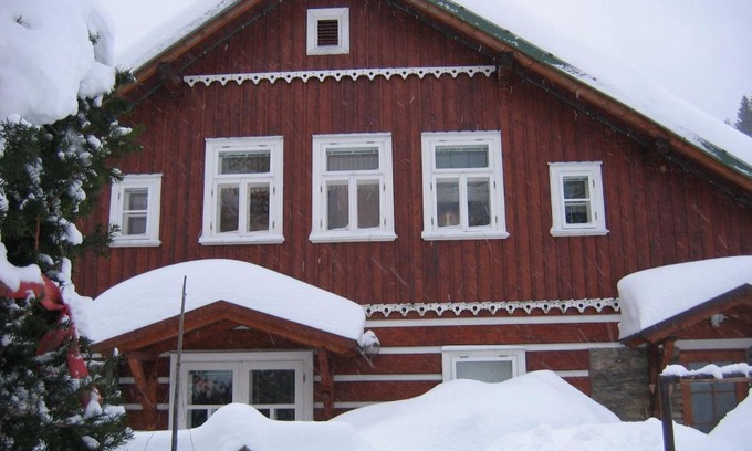 Pec pod Snezkou House | Top-Rated Horský dům: Pet-Friendly Retreat with Hot Tub