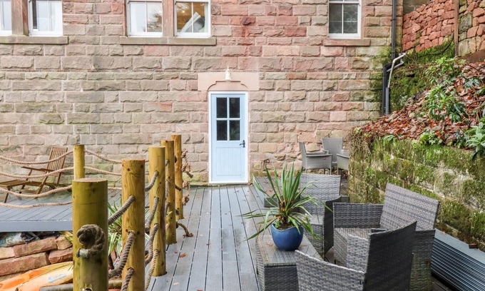 Horton Cottage | Relax at Horton Lodge Boathouse: Pet-Friendly with Hot Tub