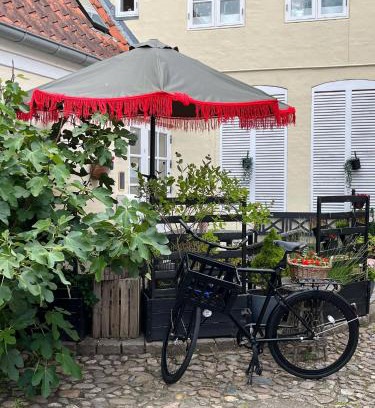 Ribe Bed & Breakfast | Discover HosHelle: Family-Friendly Stay with Breakfast Included
