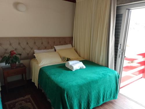 Jardim Andira Hotel | Top-Rated Hospedagem Virginia Bracelli with Hot Tub & Dining