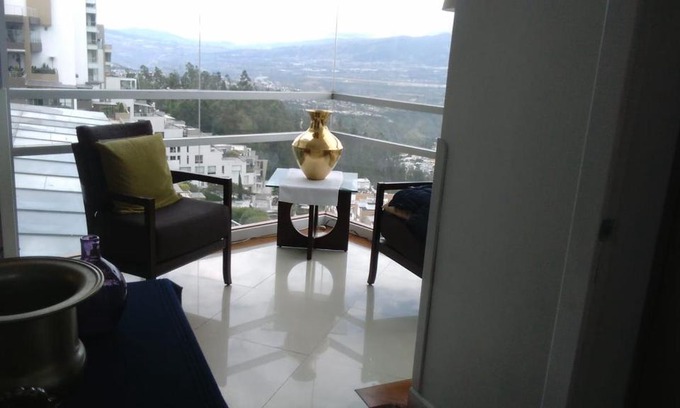 Quito Apartment | Luxury 3-Bedroom Retreat with Hot Tub & Kitchen Amenities