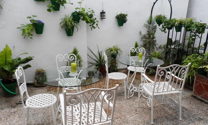 La Trinidad-San Juan y Todos los Santos House | Relax at Hospedería Luis de Góngora with Family-Friendly Amenities
