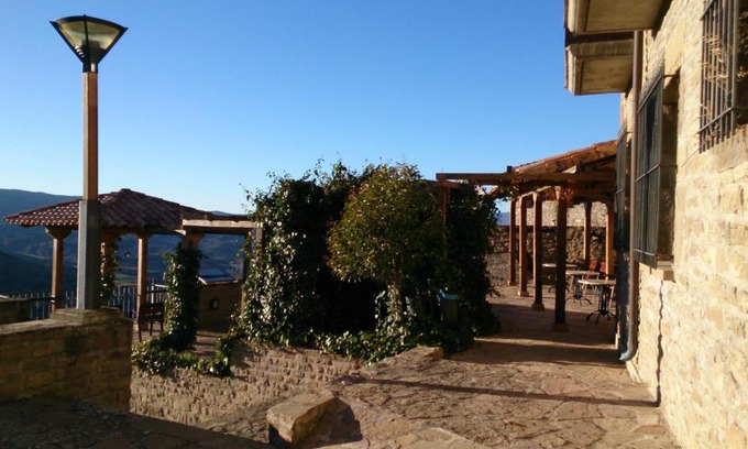 Los Pintanos Hotel | Guest Rated: Hospedería Villa de Pintano with Family-Friendly Amenities