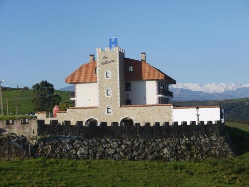 San Vicente de la Barquera House | Child-Friendly Stay at Hospedería Las Calzadas - Rated 8.3