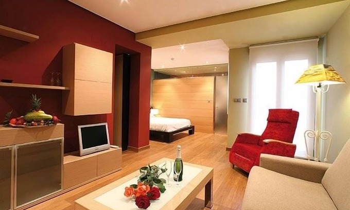 Casas-Ibanez Hotel | Discover Hospedium Apartamentos Cañitas Maite for Families