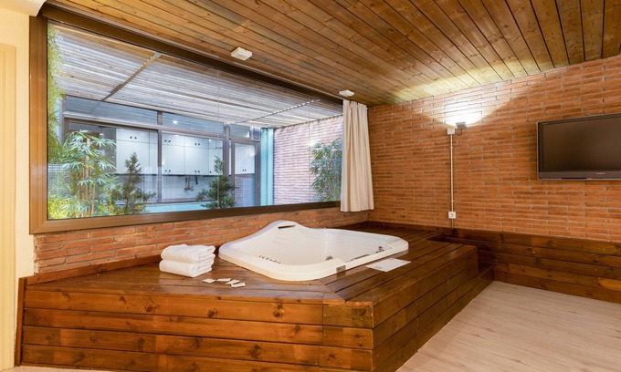 Sants-Montjuic Apartment | Stylish Hospedium Apartamentos DV with Spa and Breakfast