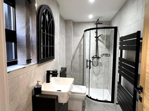 Leicester Apartment | Cozy Hospital View Apartment with Breakfast & Family-Friendly Perks