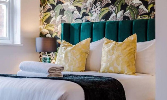Hope Street House | Cozy Host Apartments: Ideal for Families at The Pilgrim Coach House II