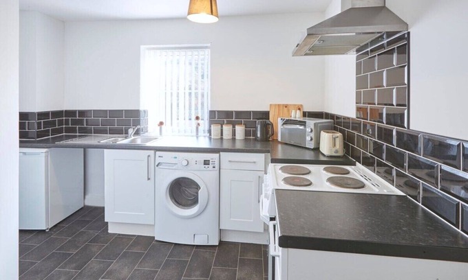 Skinningrove Apartment | Beachfront Retreat with Ocean Views and Family Amenities